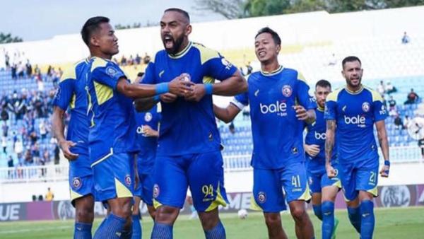 SELEBRASI - Selebrasi Dalberto striker Arema FC yang sukses cetak hattrick saat lawan PSBS Biak di Stadion Kanjuruhan pada Senin (11/8/2025).