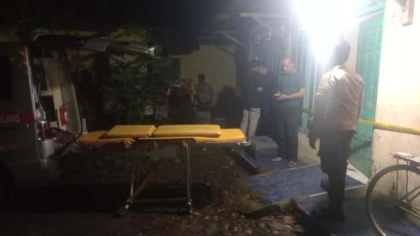 OLAH TKP - Polisi lakukan olah TKP di rumah tempat terjadinya pembunuhan terhadap AP (47) yang dilakukan oleh anak kandungnya sendiri K (19) di Desa Majatengah, Kecamatan Kemangkon, Kabupaten Purbalingga, Minggu (21/9/2025) malam. 