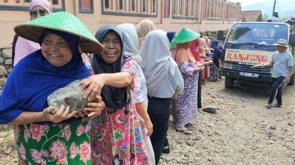 Puluhan warga di Desa Tembongraja, Kecamatan Salem, Kabupaten Brebes, Jawa Tengah, yang mayoritas ibu-ibu kompak gotong royong membantu memperbaiki jalan yang rusak, Minggu (21/9/2025). Mereka juga melakukan penggalangan dana di lokasi jalan rusak.