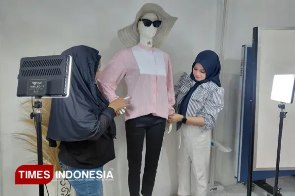 menunjukkan-hasil-karya-peserta.jpg