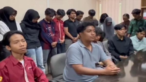 MINTA MAAF- Sejumlah senior dari Himpunan Mahasiswa Teknologi Pertanian (HIMATETA) menyampaikan permintaan maaf terkait beredarnya video puluhan mahasiswa baru dari Universitas Sriwijaya (Unsri) melakukan adegan ciuman saat mengikuti kegiatan kampus.