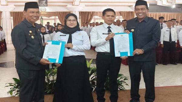 SERAHKAN SK- Bupati HSS Syafrudin Noor dan Wakil Bupati Suriani menyerahkan secara simbolis SK pengangkatan PPPK tahap II formasi tahun anggaran 2024.
 