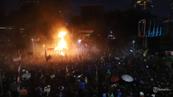 DEMO MAHASISWA - Massa yang terdiri dari elemen mahasiswa menggelar aksi unjuk rasa didepan Gedung Polda Metro Jaya, Jakarta, Jumat (29/8/2025). Pada aksinya massa menuntut kepolisian untuk mengusut tuntas pelaku penabrak driver ojol Affan Kurniawan hingga tewas. Tribunnews/Jeprima