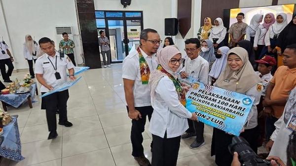 Erna Lisa Halaby menyerahkan bantuan pembangunan sanitasi sekolah