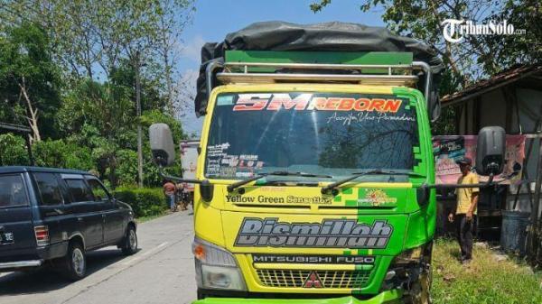 KECELAKAAN - Polisi melakukan olah TKP kecelakaan truk dengan nopol AD-8259-MF dengan motor Honda Beat dengan nopol AD-5201-BVE di Jalan Grompol-Jambangan, tepatnya di Desa Kedungjeruk, Kecamatan Mojogedang, Kabupaten Karanganyar, Rabu (23/9/2025) siang. Kecelakaan tersebut melibatkan pengendara motor yang masih berstatus pelajar SMP.