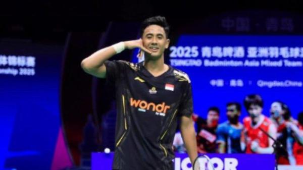 ALWI FARHAN - Foto yang didistribusikan oleh PBSI melalui laman resmi menampilkan selebrasi Alwi Farhan saat meraih kemenangan atas Panitchapon Teeraratsakul (Thailand), 21-13, 21-18, di ajang Badminton Asia Mixed Team Championship 2025 di Qingdao Conson Sports Centre, Qingdao, China, Sabtu (15/2/2025).