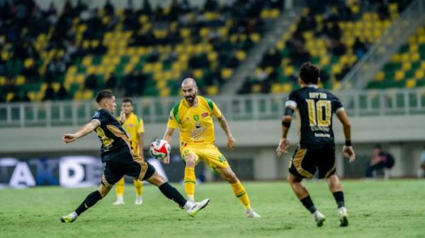 BERDUEL - Potret duel Dewa United vs Persebaya Surabaya pada pekan ketujuh Super League di Banten International Stadium, Jumat (26/9/2025) malam WIB.