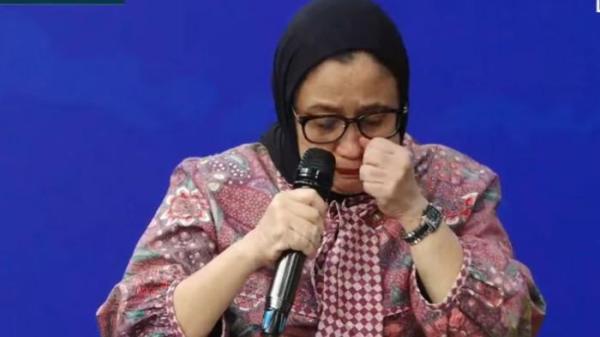 MINTA MAAF - Wakil Kepala Badan Gizi Nasional (BGN), Nanik S Deyang, tak kuasa menahan tangis saat menyampaikan permohonan maaf terkait kasus keracunan makanan bergizi gratis (MBG) yang menimpa ribuan anak, Jumat (26/9/2025) di kantor BGN, Jakarta.