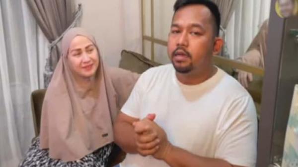 KOMEDIAN BEDU CERAI: Tangkapan layar momen kebersamaan Bedu dengan sang istri, Anggie. Komedian Bedu curhat dirinya dimarahin sang istri, Anggie setelah ketahuan gugat cerai ke PA Jaksel. Bedu bongkar alasannya ingin pisah