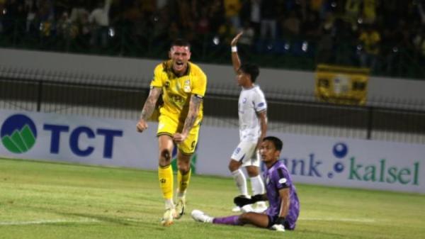 HATTRICK - Pemain Barito Putera, Jaime Jose Moreno Ciorciari merayakan gol ke gawang Persipal Palu dalam laga pekan 3 Championship Liga 2 di Stadion Demang Lehman, Martapura, Sabtu (27/9/2025). Ia mencetak hattrick di babak pertama.