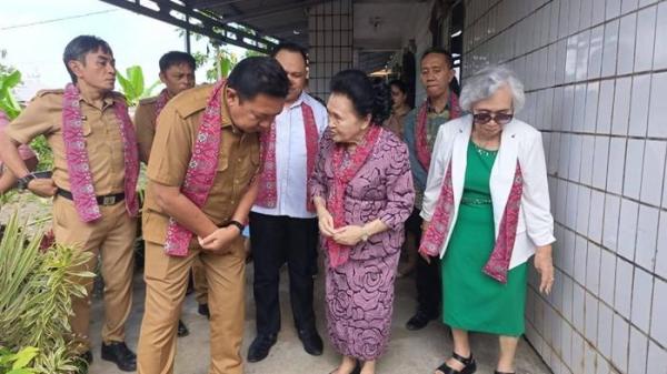 PEMKAB MITRA - Wabub Mitra Fredy Tuda hadiri ibadah Peletakan Batu pertama renovasi gedung GPdi Mesias Molompar, Tombatu Timur, Mitra, Sulut, Senin 29 September 2025. Ibadah ini dipimpin langsung Ketua Majelis Daerah GPdi Sulawesi Utara (Sulut) Pendeta Ivone Indria Awuy Lantu.