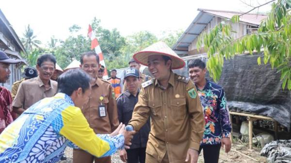 BERKUNJUNG-Wabup Tabalong Habib Muhammad Taufani Alkaf saat di Desa Hayup Kecanatan Haruai untuk jalankan Program Bunga Desa, Senin (29/9/2025)