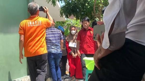 POLISI BUNUH POLISI - Briptu Riska yang ditetapkan sebagai tersangka pembunuhan Brigadir Esco saat mengikuti rangkaian reka adegan saat proses rekonstruksi di TKP, Senin ( 28/9/2025). Tak hanya pihak keluarga, setidaknya sekitar 800 warga dari Desa Bonjeruk, Kabupaten Lombok Tengah kampung halaman Brigadir Esco juga datang untuk menyaksikan jalannya