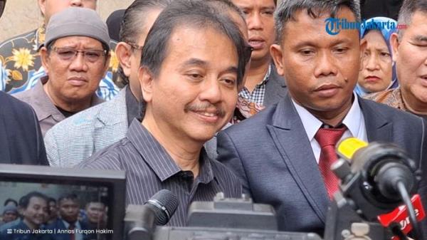 Pakar telematika Roy Suryo memenuhi panggilan penyidik Polda Metro Jaya terkait kasus tudingan ijazah palsu Jokowi, Rabu (20/8/2025).