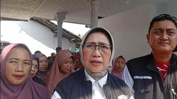SANTRI MINUM HCL - Bupati Lumajang, Indah Amperawati Masdar ketika dikonfirmasi. Ia menginstruksikan jajaran untuk membantu perawatan kesehatan dari Dewangga Eza Naufal, santri Pondok Pesantren Asy Syarifi Pandanwangi Tempeh, Lumajang. 