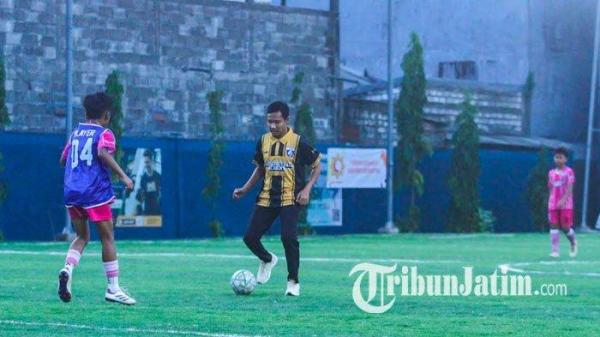 EVAN DIMAS - Aksi Evan Dimas saat memimpin coaching clinic bersama Grefoo Academy di Lapangan Mini Soccer Yosowilangun, Manyar, Gresik, Jawa Timur, Senin (29/9/2025). Gresik United berniat mendatangkan mantan kapten Timnas Indonesia, Evan Dimas.