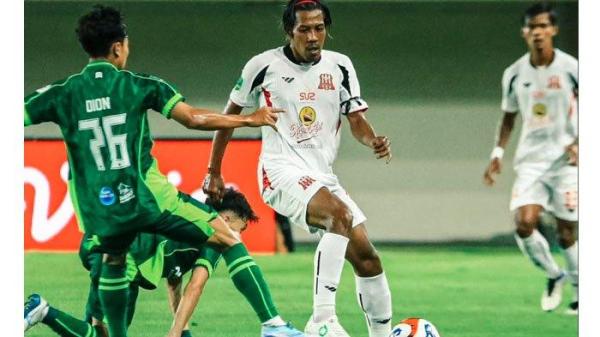 LAGA - Pemain Deltras FC (kaus putih menguasai bola), diadang pemain PSS Sleman di Stadion Maguwoharjo Sleman, pada lanjutan Grup B Championship 2025/2026, Senin (29/9/2025) malam. Laga berakhir 1-0 untuk kemenangan PSS Sleman.