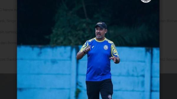 INSTRUKSI - Pelatih Arema FC Marcos Santos saat memberikan instruksi kepada pemain Arema FC dalam sesi latihan di lapangan ARG Soccer Field Lawang beberapa waktu yang lalu.