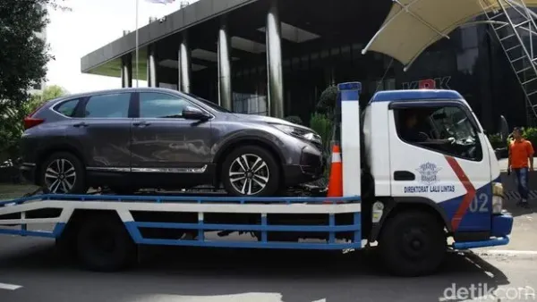 Petugas membawa kendaraan roda dua dan roda empat ke atas mobil towing di halaman Gedung KPK, Jakarta, Rabu (1/10/2025).  Sebanyak  25 mobil dan 7 motor dipindahkan dari gedung KPK ke Rumah Penyimpanan Benda Sitaan Negara (Rupbasan) KPK di Cawang.  Barang sitaan terkait kasus pemerasan K3 di Kementerian Ketenagakerjaan (Kemnaker) dengan salah satu tersangka yakni mantan Wakil Menteri  Immanuel Ebenezer (Noel).