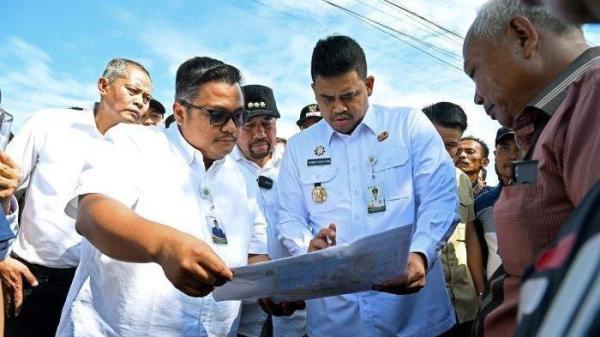 SUAP PROYEK JALAN - Gubernur Sumatera Utara, Bobby Nasution Kepala Dinas PUPR Sumatera Utara Topan Ginting meninjau Tanggul Sungai Dalu-Dalu, Desa Sukaraja dan Bendungan di Desa Tanjung Muda, Kecamatan Air Putih, Kabupaten Batubara, Sumut, Rabu (11/6/2025). Terkini, KPK menangkap Topan Ginting terkait dugaan suap enam proyek jalan di Sumut dan menelusuri dugaan aliran dana ke pihak-pihak terkait, termasuk ke Bobby Nasution. 