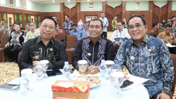 Bupati HSS Syafrudin Noor (tengah) bersama Bupati HSU (kanan) dan Wabup Tapin (kiri)
