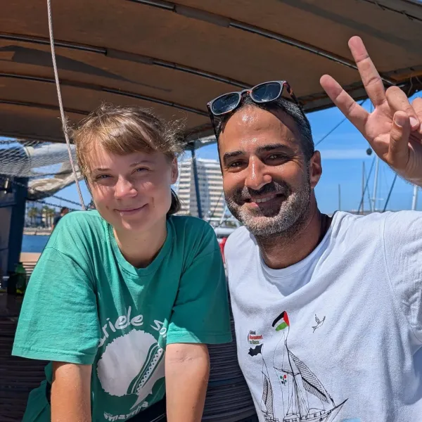 Aktivis iklim Swedia Greta Thunberg, terlihat di sini bersama Youssef Samour di atas kapal Yulara, sedang melakukan upaya kedua untuk mencapai Gaza