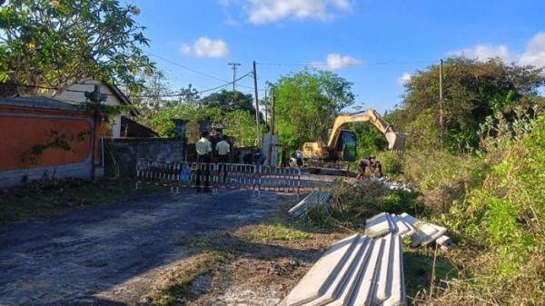 PEMBONGKARAN - Manajemen GWK Cultural Park melanjutkan pembongkaran pagar tembok beton, Kamis 2 Oktober 2025.