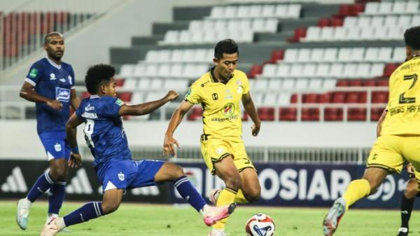 Berebut Bola - Pemain PSIS Semarang, Basajum Latuconsina mencoba menghadang pergerakan pemain Barito Putera, Bima Reksa dalam pertemuan kedua tim pada laga lanjutan grup timur Pegadaian Championship 2025/2026 di Stadion Jatidiri Semarang, Sabtu (4/10/2025) malam. Tim tamu, Barito Putera unggul lebih dulu dalam laga ini lewat gol Alexsandro.