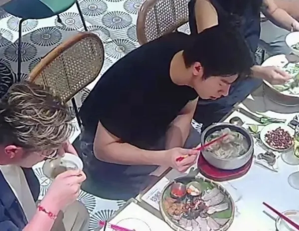 Diners come across Hua Quang Han to eat pho at the shop on Hai Trieu Street, Saigon Ward. Photo: Ai Gia