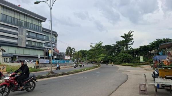 Potret jalan menikung di tkp laka maut Jalan Alikelana Cikitsu menuju ke Kecamatan Batam Kota yang menewaskan siswi SD di Batam, Sabtu (4/10/2025)