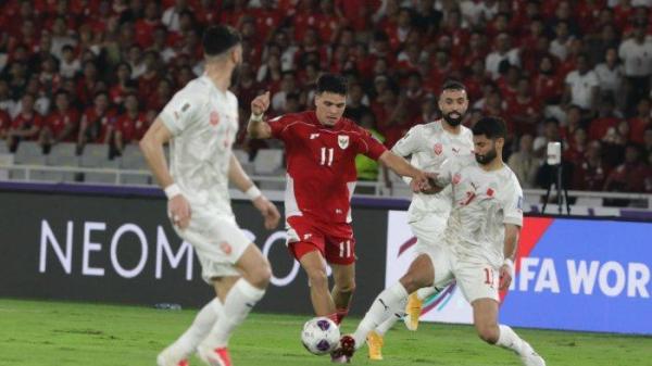 TIMNAS INDONESIA - Pesepak bola Timnas Indonesia Ragnar Oratmangoen berebut bola dengan pesepak bola Bahrain dalam babak kualifikasi Piala Dunia 2026 Zona Asia di Stadion Utama Gelora Bung Karno, Senayan, Jakarta, Selasa (25/3/2025). TRIBUNNEWS/IRWAN RISMAWAN