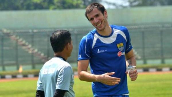 PERSIB BANDUNG - Eks Persib Bandung, Vladimir Vujovic berdiskusi dengan mantan pelatihnya, Djadjang Nurdjaman. Vladimir Vujovic saat ini ditunjuk menjadi caretaker raksasa Liga Thailand, BG Pathum United.