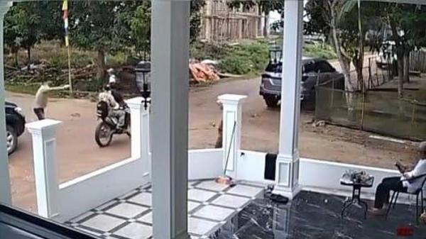 Rekaman CCTV memperlihatkan pria di OKI menembak temannya hingga tewas (Foto: Istimewa)