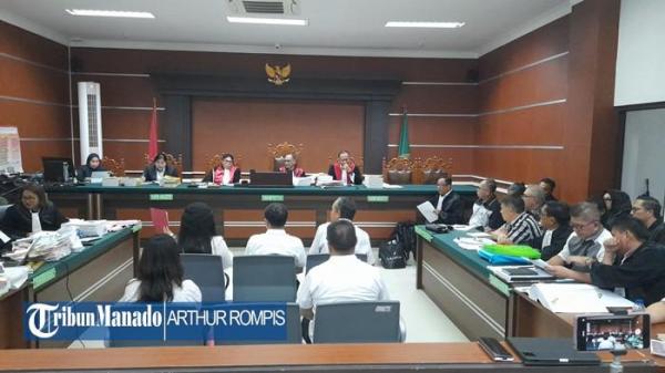 SIDANG - Lima (5) saksi dari internal GMIM yang dihadirkan dalam sidang kasus korupsi dana hibah GMIM pada Senin (6/10/2025). Mereka ialah Adri Salea, Gabby Tuelah, Theofilia Parengkuan, Arthur Muntu dan Ferry Mokalu.