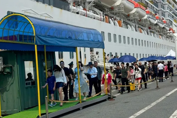 Tourists carry out procedures before traveling by car to visit the city. Photo: Nhu Phong