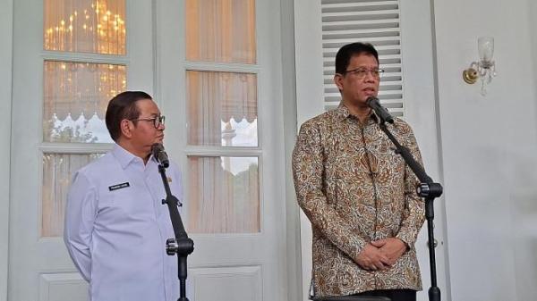 PURBAYA TEMUI PRAMONO - Menteri Keuangan Purbaya Yudhi Sadewa bersama Gubernur Pramono Anung saat bertemu di Balai Kota Jakarta, Gambir, Jakarta Pusat, Selasa (7/10/2025).