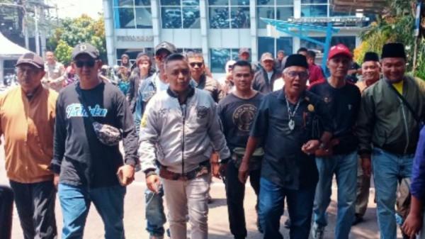 PENCEMARAN NAMA BAIK - Imam Muslimin atau akrab disapa Yai Mim dikawal pendukungnya saat mendatangi Polresta Malang Kota, Selasa (7/10/2025). Yai Mim datang sebagai saksi pelapor atas laporan dugaan pencemaran nama baik.