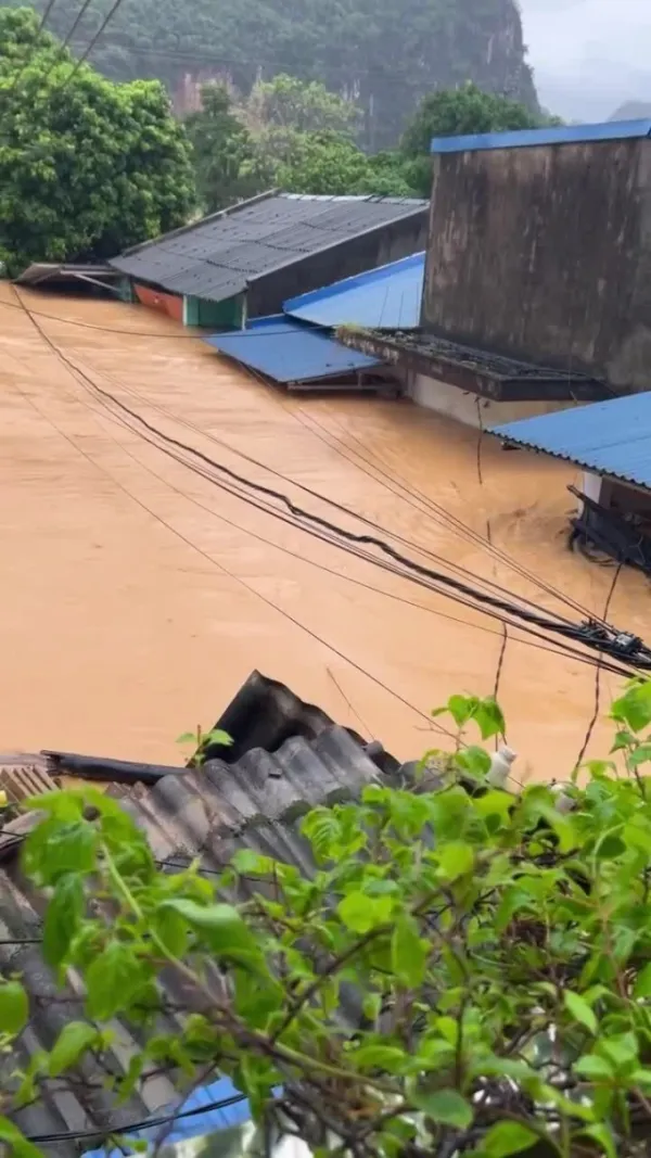 White Thai Nguyen people run floods