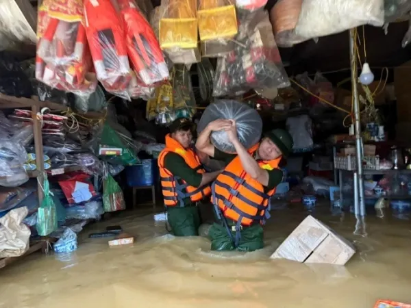 Police officers of fire prevention, fighting and rescue and rescue support to move assets to people in Thai Nguyen City, on the morning of October 7. Photo: Thai Nguyen Police