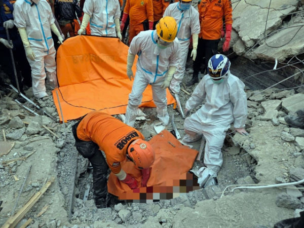 Petugas SAR gabungan kembali mengevakuasi satu korban ambruknya bangunan Ponpes Al-Khoziny, Kecamatan Buduran, Sidoarjo, pada pencarian hari keenam, Sabtu (4/10/2025). Foto: Farusma Okta Verdian/kumparan
