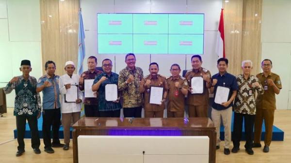 PADI APUNG- Penandatanganan komitmen penanaman padi apung  melibatkan Kepala Dinas Ketahanan Pangan Provinsi Kalimantan Selatan H Syamsir Rahman, Kepala Dinas Pertanian Kabupaten Banjar Warsita, Kepala BPJS Ketenagakerjaan Banjarmasin, Manager Perum Bulog Banjarmasin, Direktur Utama BPR Martapura, serta Ketua Kelompok Tani Sukamaju. Kegiatan ini turut disaksikan oleh Pj Sekda Banjar H Ikhwansyah dan Kepala OJK Provinsi Kalimantan Selatan Agus Maiyo.