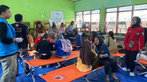 KERACUNAN MBG - Siswa-siswi SMP Negeri 1 Cisarua Bandung Barat yang mengalami keracuna  MBG saat mendapatkan perawatan di sekolah