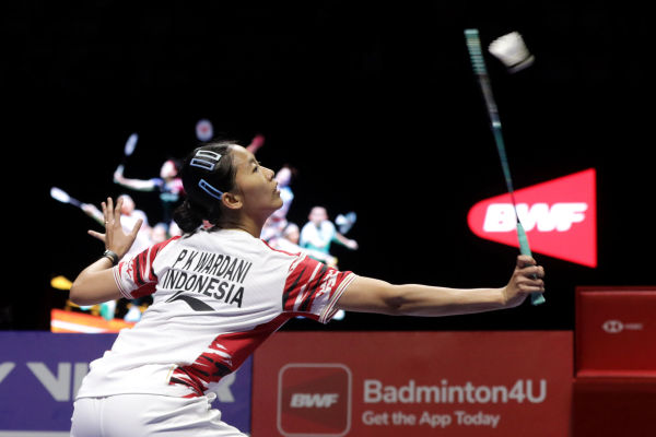 INDONESIA OPEN 2025 - Pebulu tangkis tunggal putri Indonesia Putri Kusuma Wardani mengembalikan kok ke arah pebulu tangkis tunggal putri Jepang Akane Yamaguchi pada babak perempat final Kapal Api Indonesia Open 2025 di Istora Senayan, Gelora Bung Karno, Jakarta, Jumat (6/6/2025). Putri gagal melaju ke semifinal usai kalah dengan skor 19-21, 20-22. TRIBUNNEWS/IRWAN RISMAWAN