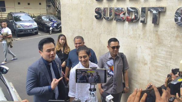 Giovanni Saputra atau DJ Panda (baju putih) saat tiba di Polda Metro Jaya, Jakarta, Rabu (15/10/2025). Foto: Rachmadi Rasyad/kumparan