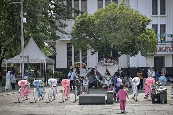 Sejumlah warga bermain sepeda saat berwisata di Kota Tua, Jakarta, Minggu (18/5/2025). Foto: Jamal Ramadhan/kumparan