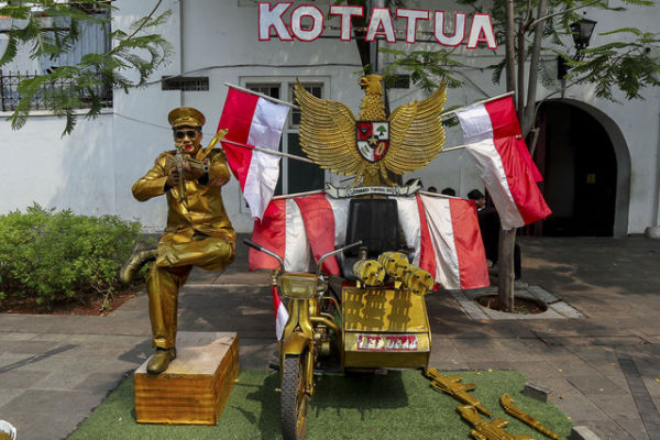 Seorang manusia patung berpose di kawasan Kota Tua, Jakarta, Sabtu (9/8/2025). Foto: Febria Adha Larasati/kumparan