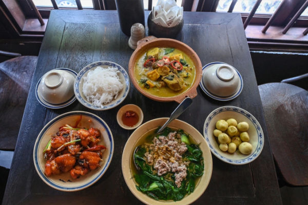 Mâm cơm thuần Việt tại nhà hàng ở Hà Nội được một sao Michelin. Ảnh: Giang Huy