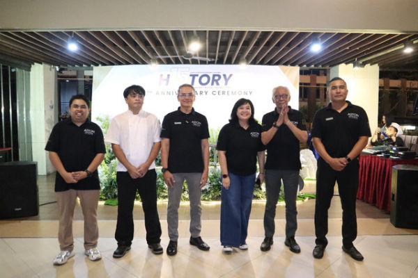 Sesi foto bersama dengan jajaran karyawan. Foto: Dok. Aston Pontianak