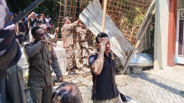 BLOKADE ARI DIBONGKAR - Satpol PP Kota Semarang bongkar bangunan milik Ari yang menutup jalan umum di Jalan Sinar Mas VII RT 12 RW 1 Kelurahan Kedungmundu, Kecamatan Tembalang, Kota Semarang, pada Kamis (16/10/2025). Anjing miliknya sempat meneror petugas.