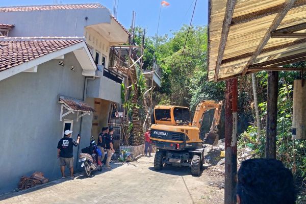 Satpol PP Kota Semarang, Jawa Tengah, kembali bongkar bangunan milik Ari yang menutup jalan umum di Jalan Sinar Mas VII RT 12 RW 1 Kelurahan Kedungmundu, Kecamatan Tembalang, Kota Semarang, pada Kamis (16/10/2025).